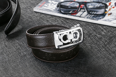 19歲的粉紅色 皮帶商業攝影中的原創設計展現